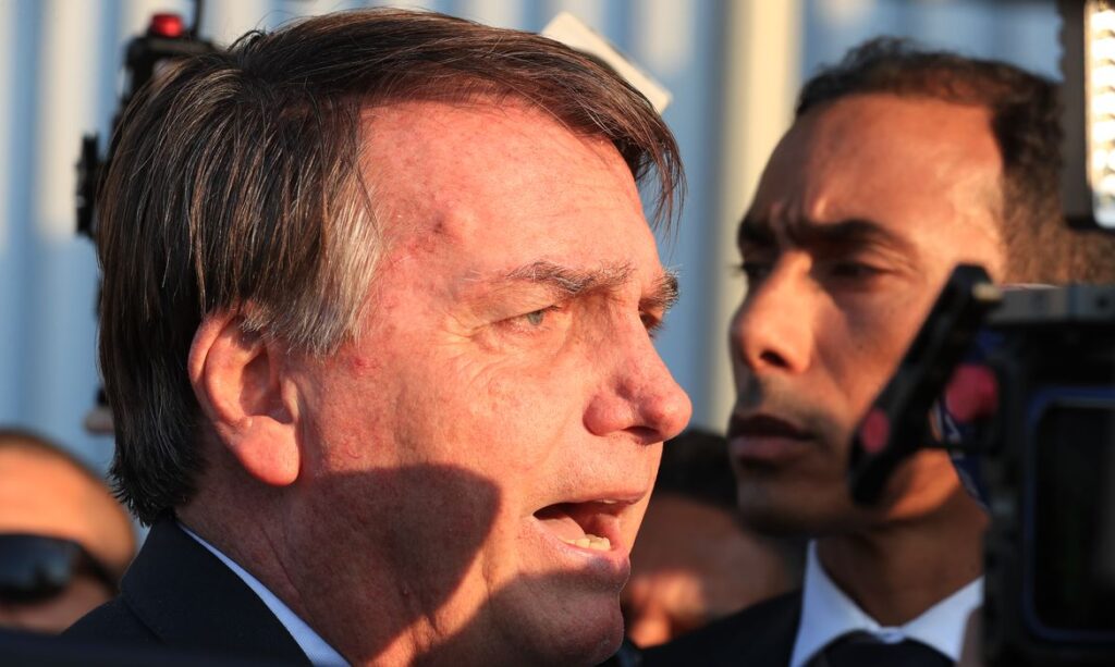 cinco profissionais: o cirurgião de ombro Alexandre Firmino Paniago, o cirurgião