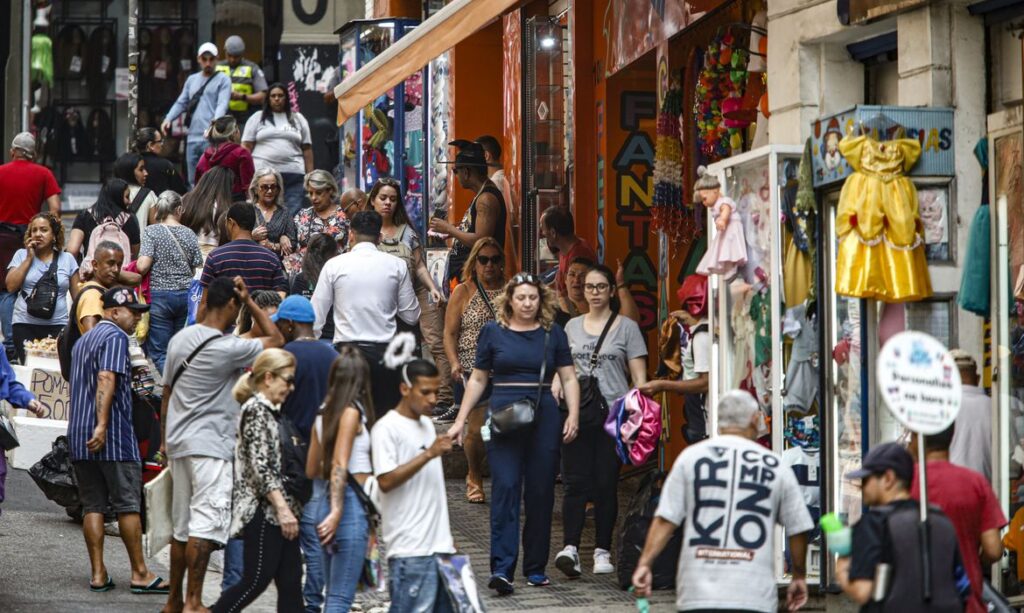 e-emprego-explicam-vendas-no-comercio-em-patamar-recorde">Crédito e emprego explicam vendas no comér