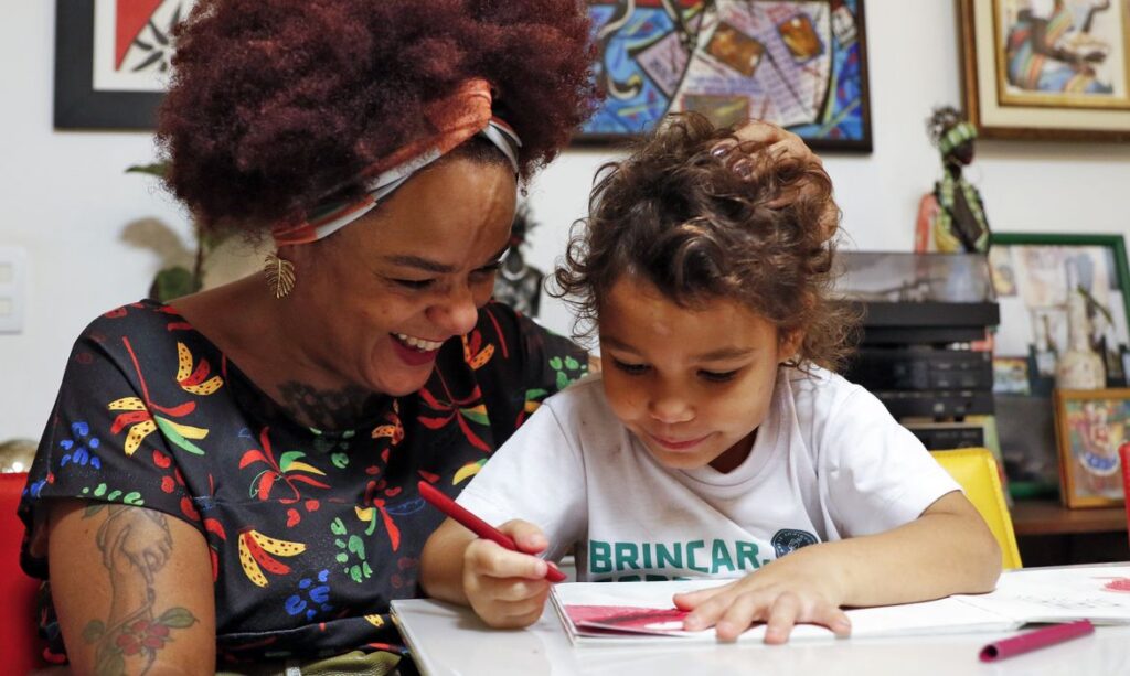 um instante. Tente resgatar uma lembrança da infância... o colo da mãe, a voz qu