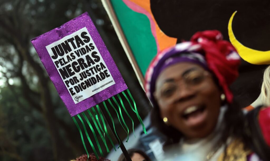 tunidades. Por isso, em nome de uma revisão que a história desse país ainda está