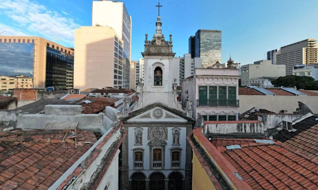lei a informar ao Instituto sobre a ocorrência dos eventos e os lotes. O museólo