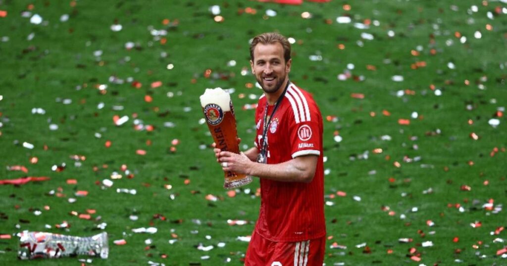 16 de maio de 2026 Harry Kane, do Bayern de Munique, comemora com cerveja ap&oacute;s vencer a Bundesliga REUTERS/Kai Pfaffenbach Foto: Reuters