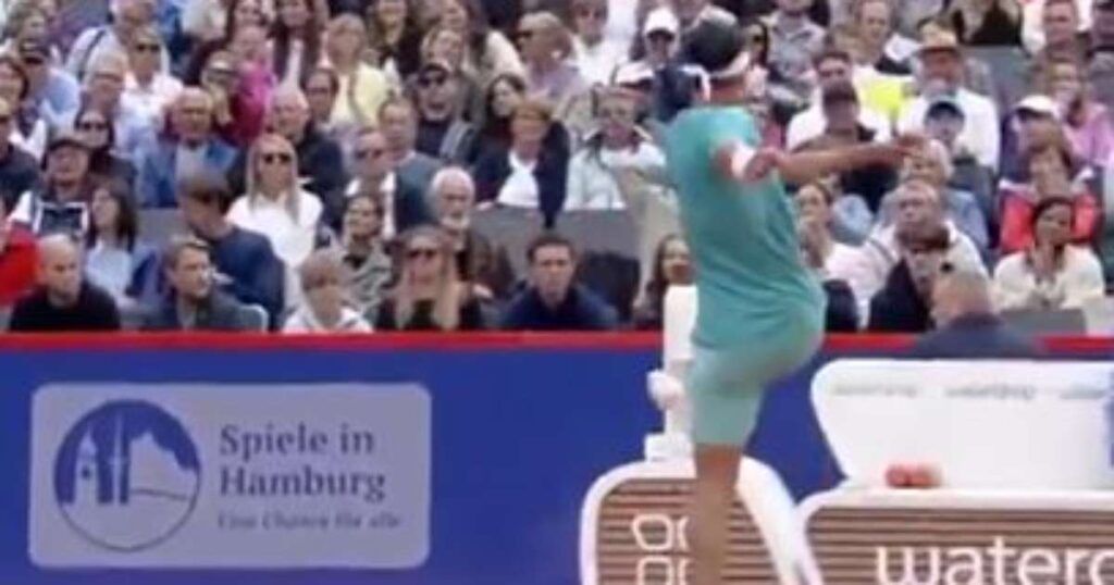 Tenista Daniel Altmaier chuta raquete na arquibancada no ATP de Hamburgo Foto: Reprodu&ccedil;&atilde;o