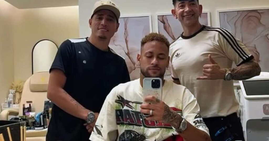 Neymar entre seus cabelereiros Nariko e Wagner Ten&oacute;rio &ndash; Foto: Instagram @nariko_hairstyle / Jogada10
