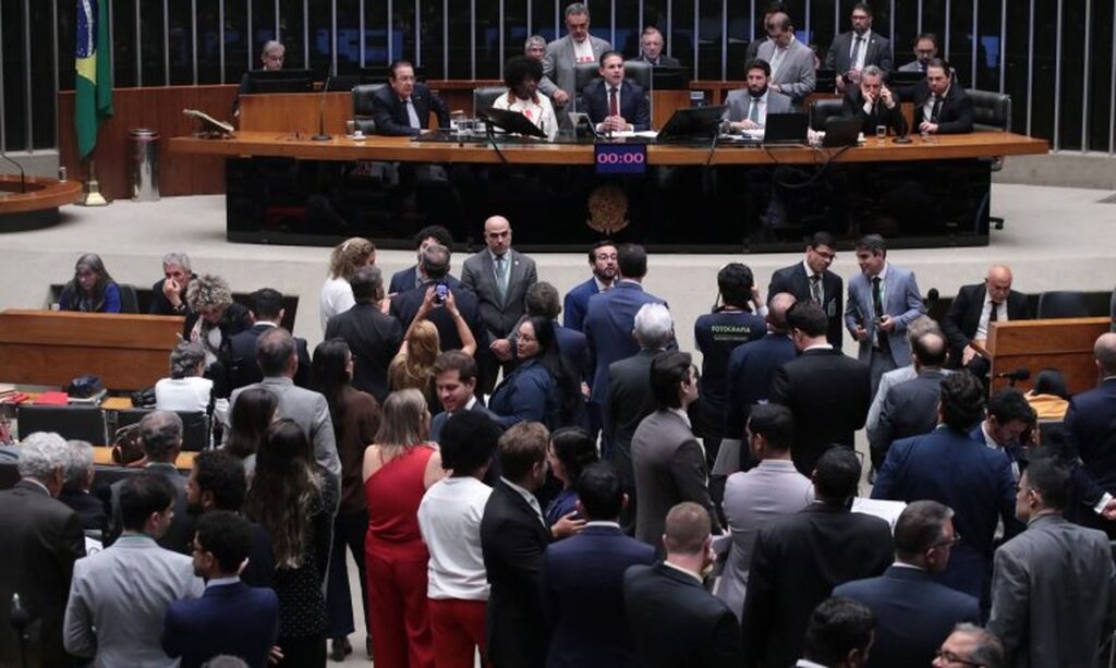 PEC 6x1: Câmara dos Deputados aprova em primeiro turno proposta que reduz jornada e garante mais folgas