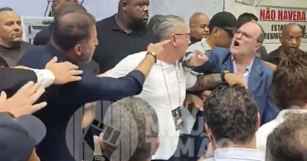Augusto Melo discute com Romeu Tuma J&uacute;nior na vota&ccedil;&atilde;o do impeachment &ndash; Foto: Reprodu&ccedil;&atilde;o / Jogada10