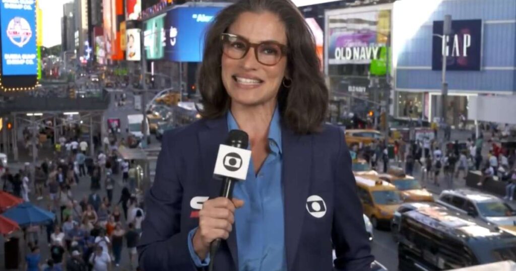 Renata Vasconcellos no est&uacute;dio montado pela Globo no cora&ccedil;&atilde;o de Nova York Foto: Reprodu&ccedil;&atilde;o/TV