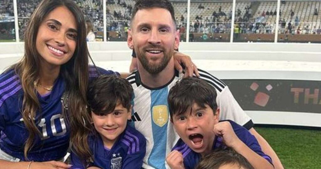 na imagem, os cinco comemoram t&iacute;tulo em 2022. Foto: Reprodu&ccedil;&atilde;o/Instagram, @antonelaroccuzzo / Purepeople