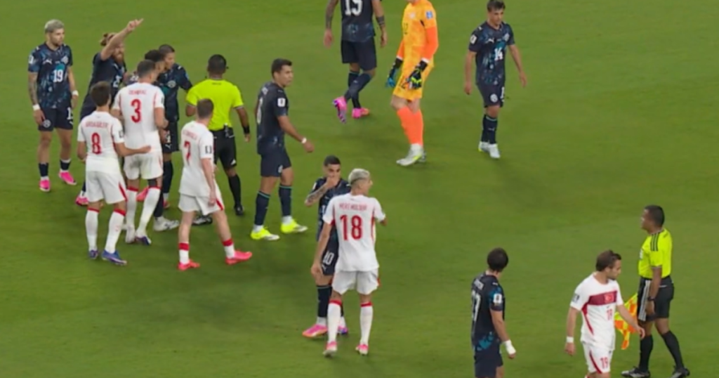 Almiron com a m&atilde;o na boca em campo Foto: Reprodu&ccedil;&atilde;o/Globo
