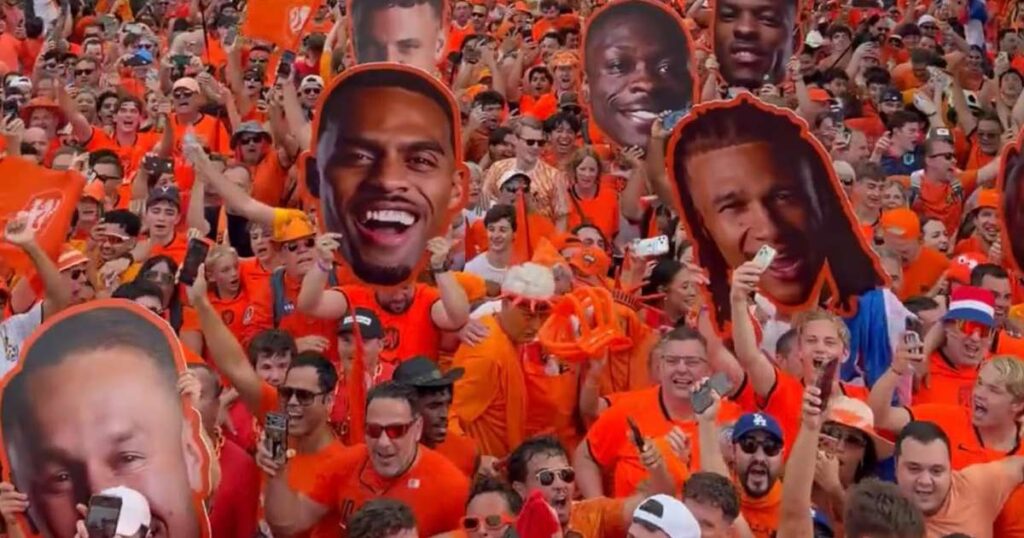 Torcida holandesa faz festa em Houston (EUA) antes de goleada por 5 a 1 na Su&eacute;cia. Foto: Reprodu&ccedil;&atilde;o/ Redes Socias