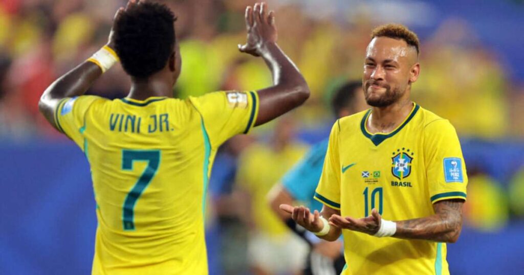Vin&iacute;cius Jr. e Neymar comemoram a vit&oacute;ria que garantiu ao Brasil lideran&ccedil;a do grupo C na Copa do Mundo