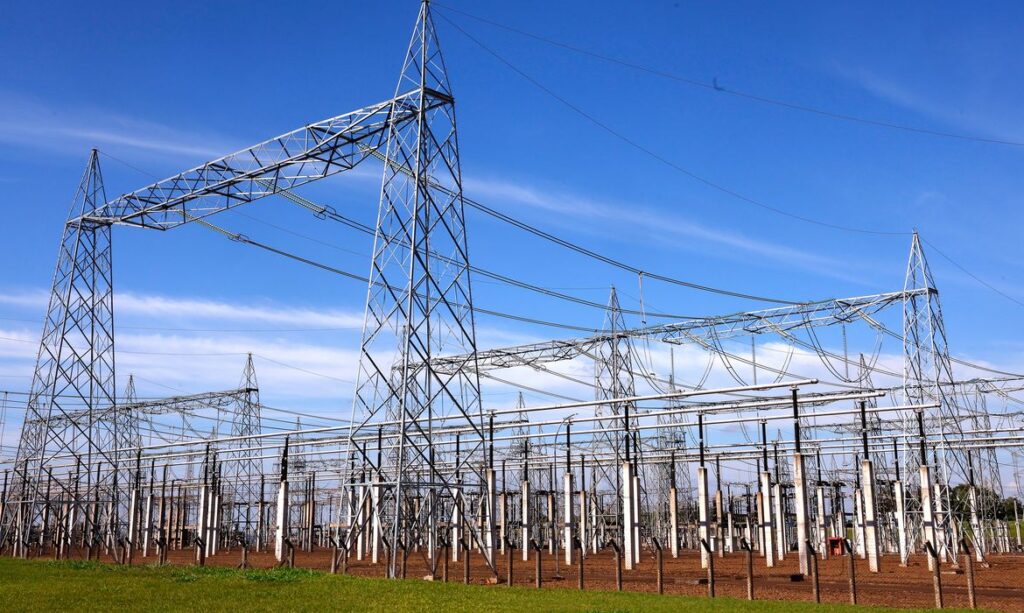 Bandeira amarela da energia elétrica persiste em agosto e eleva custo para consumidores