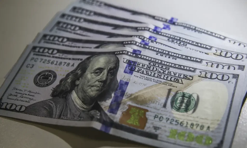 Dólar encerra semana em queda, mas mercado mantém cautela com tarifas e cenário global