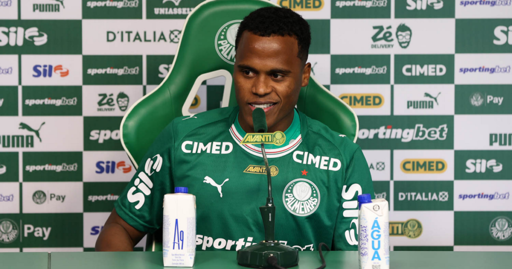 Jhon Arias com a camisa do Palmeiras ( Cesar Greco/Palmeiras/by Canon) / G&aacute;vea News