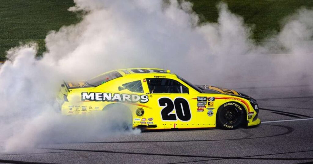 Brandon Jones comemorando vit&oacute;ria em Chicagoland. Foto: Divulga&ccedil;&atilde;o / NASCAR