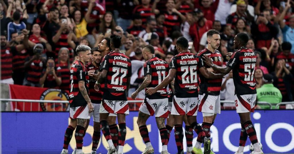Jogadores do Flamengo cumprimentam Arrascaeta ap&oacute;s meia marcar um gol contra o Fortaleza ( Gilvan de Souza/Flamengo) / G&aacute;vea News