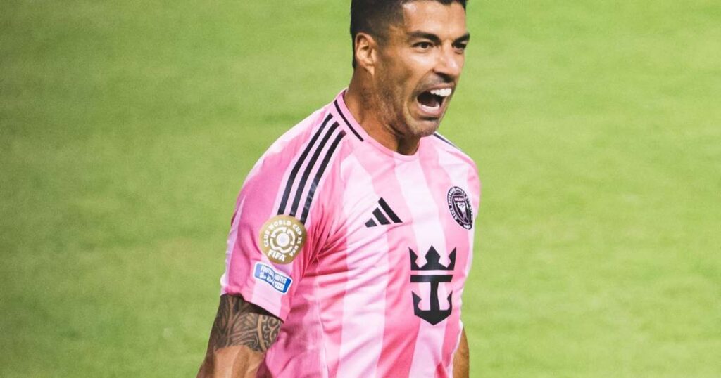 Luis Suárez declara Ronaldo Fenômeno o maior camisa 9 da história em emocionante homenagem