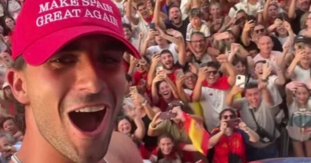 Boné 'Make Spain Great Again' de Ferran Torres vira destaque em celebração espanhola
