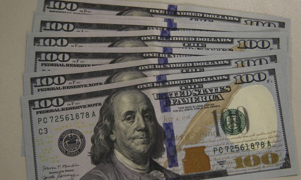 Dólar recua para R$ 5,08 e Ibovespa amarga quarta queda consecutiva