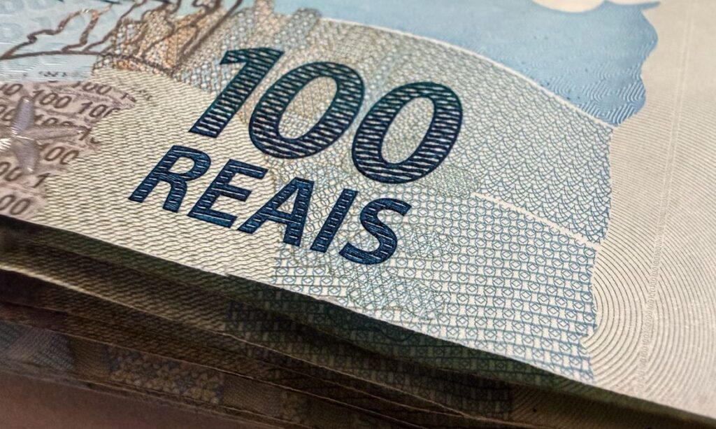 Dólar recua a R$ 5,07 e atinge menor patamar em um mês com alta do petróleo