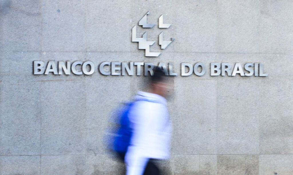 Juros para famílias atingem 64% ao ano no Brasil e elevam alerta do Banco Central
