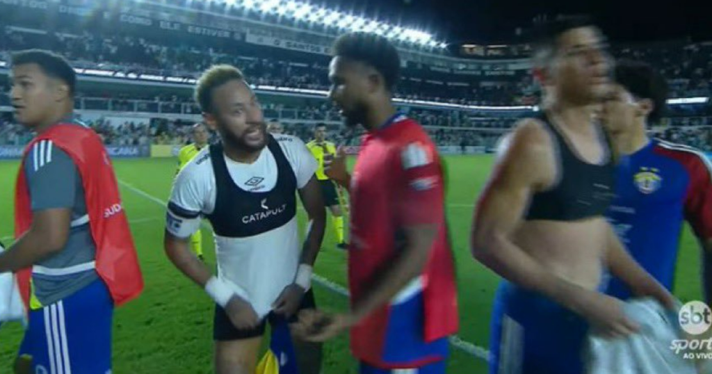 Neymar em campo: Craque do Santos termina jogo de cueca após assédio de fãs adversários