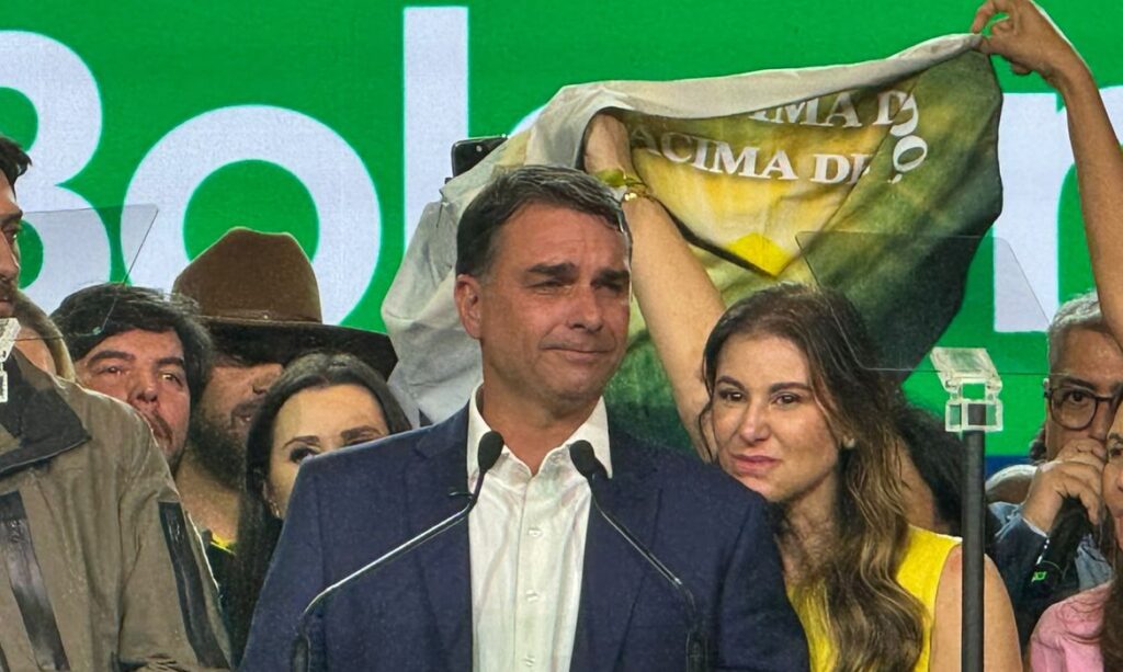 PL lança Flávio Bolsonaro à Presidência em convenção que une direita e Milei