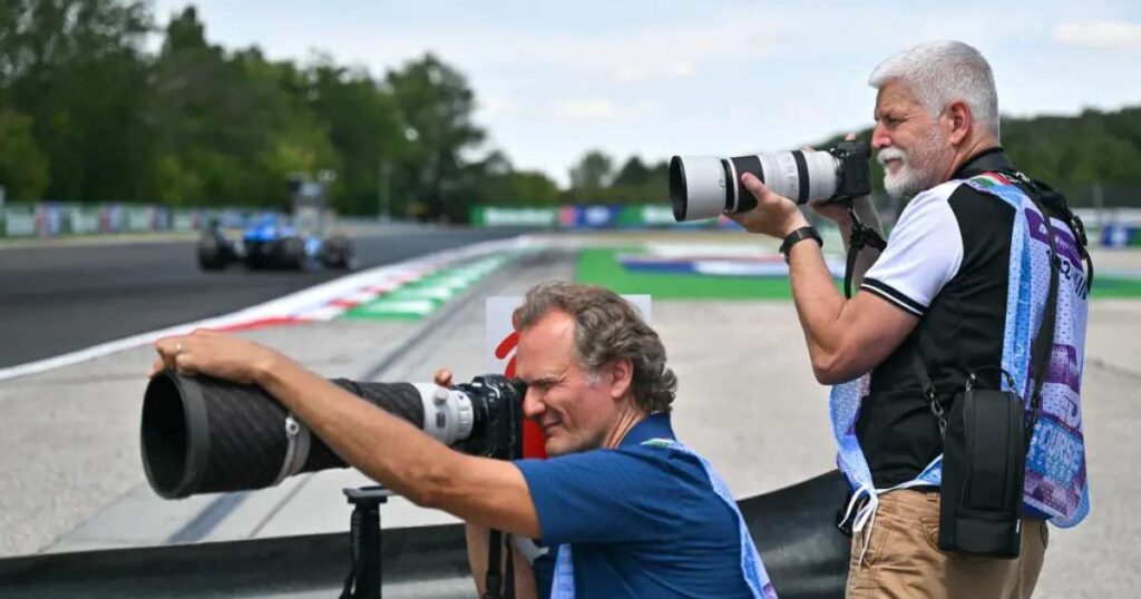 Presidente tcheco fotografa GP da Hungria de F1 com credencial da FIA