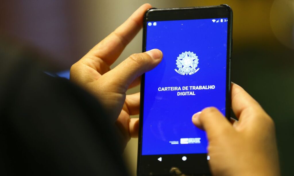Taxa de desemprego no Brasil atinge 5,4% e marca novo recorde de baixa no segundo trimestre