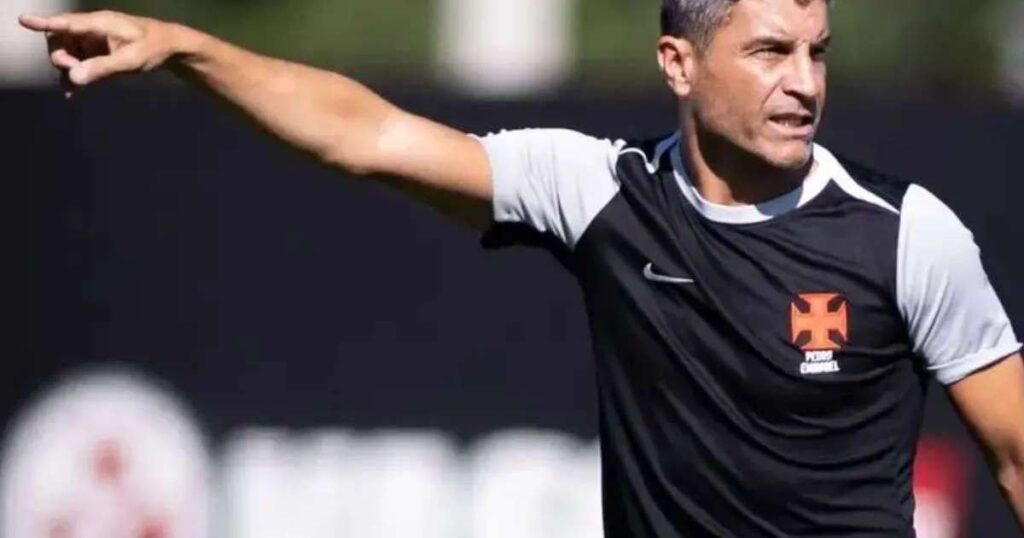 Volante Jair retorna ao Vasco após longa lesão e Pedro Emanuel pede apoio para recuperação