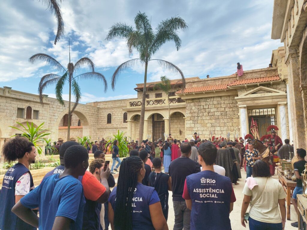 Jovens em medida socioeducativa visitam complexo de cinema na Zona Oeste