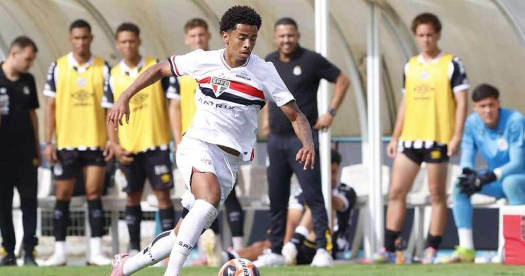 Após pressão da torcida, São Paulo negocia ida de Paulinho por empréstimo ao Torreense