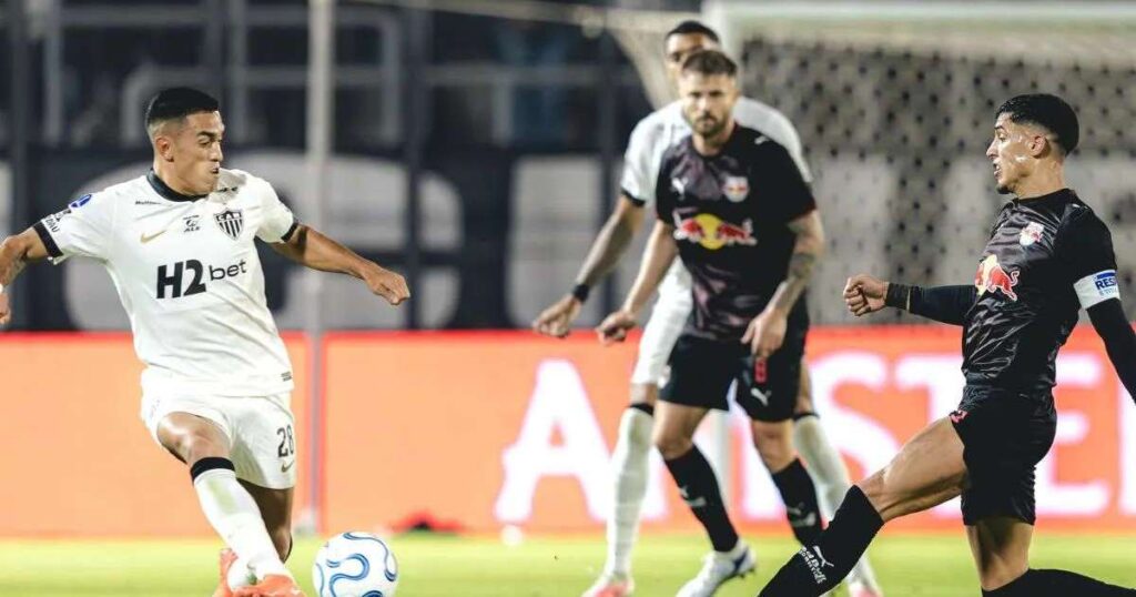 Atlético-mg vence Bragantino com gol de Cuello e abre vantagem na Sul-americana