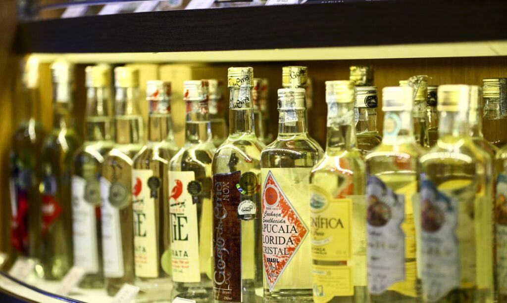 Cadeia produtiva da cachaça registra expansão recorde e ganha força no mercado nacional