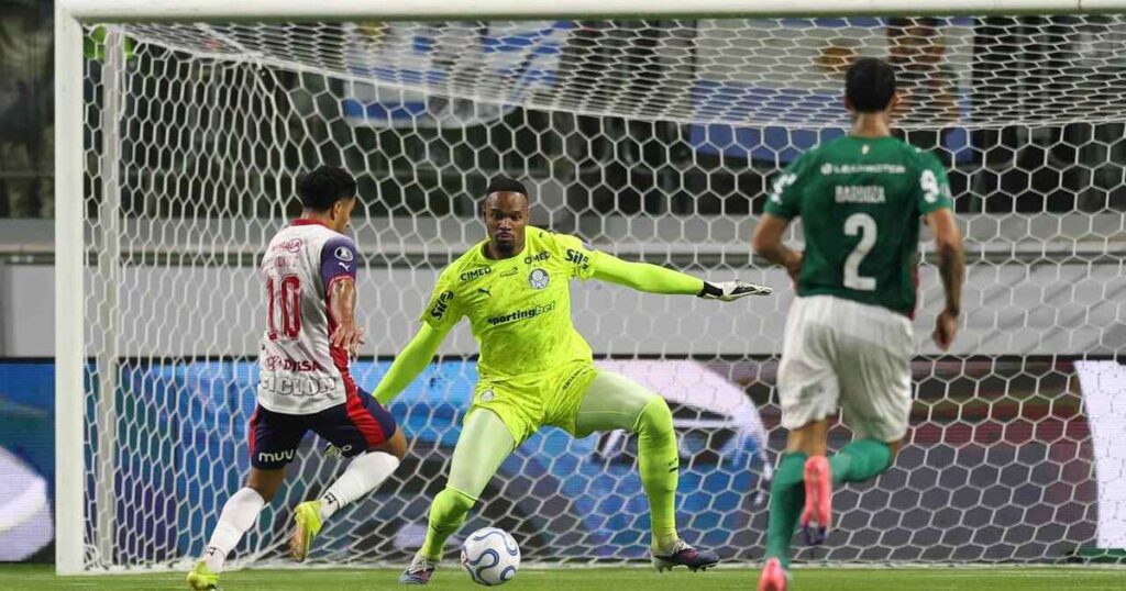 Carlos Miguel mantém otimismo após falha em empate do Palmeiras na Libertadores