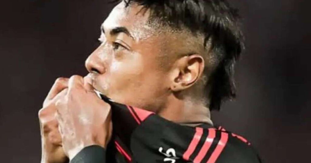 Com golaço de Bruno Henrique, Flamengo vence Vitória e alivia pressão no Brasileirão