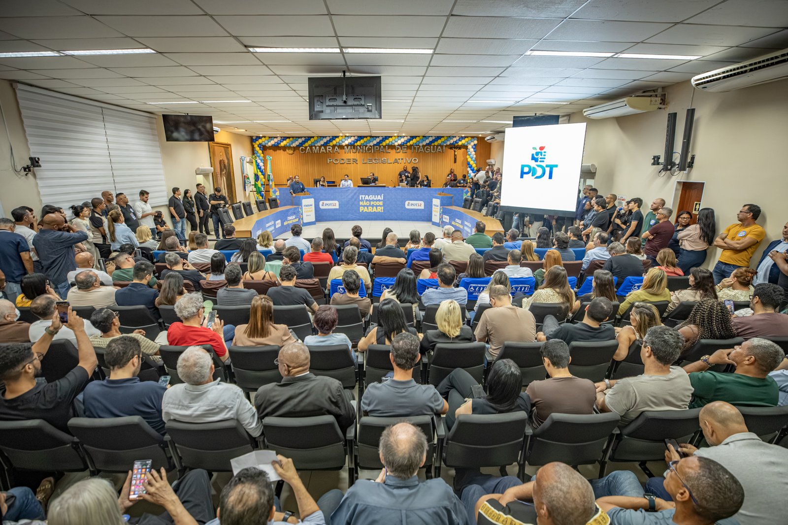 Plenário lotado da Câmara Municipal de Itaguaí durante a convenção municipal do PDT
