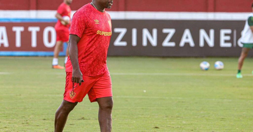 Marcão assume Fluminense e define escalação estratégica com foco dividido