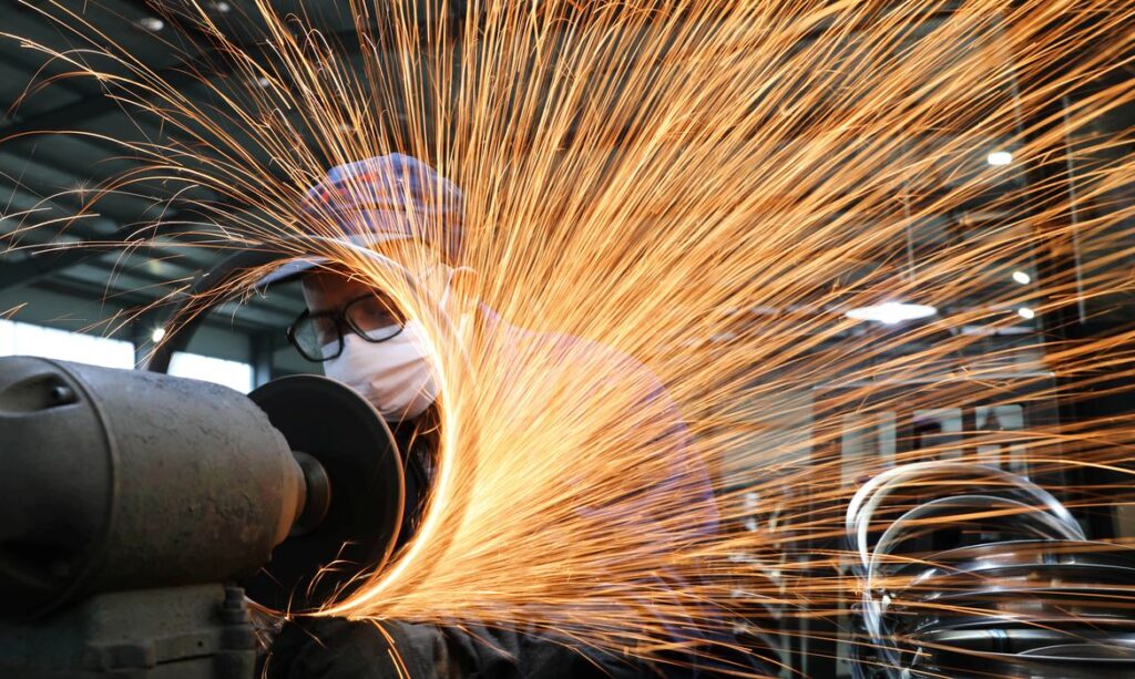 Queda da produção industrial brasileira em junho freia recuperação econômica