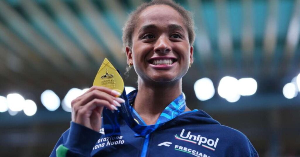 Sara Curtis brilha no Europeu e se consolida como nova estrela da natação italiana
