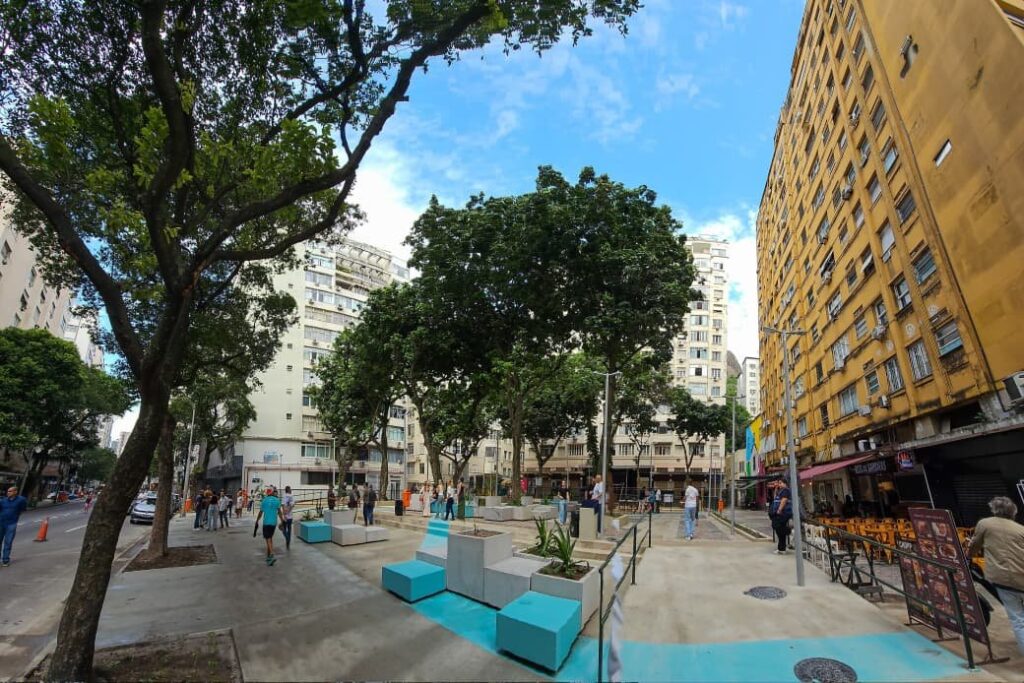 Praça Sarah Kubitschek, em Copacabana, reabre sem muro e com brinquedos acessíveis