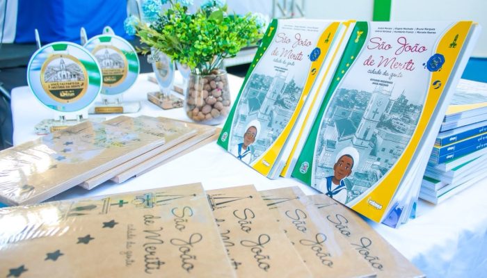 Meriti lança livro didático sobre a história da cidade para 30 mil alunos