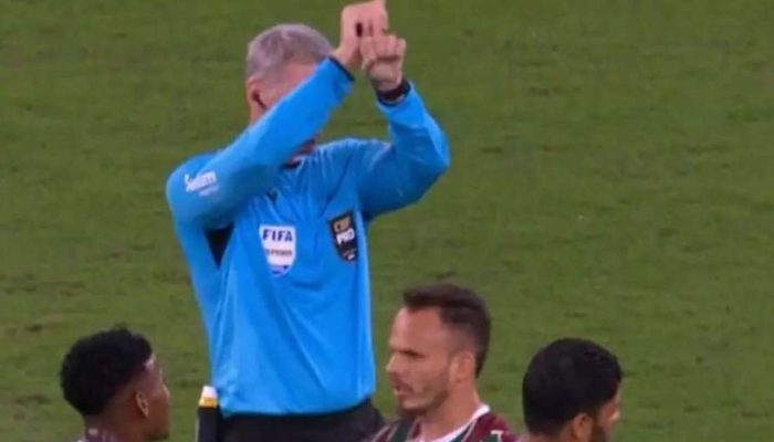 Arbitragem adota novo gesto para restringir reclamações no Brasileirão