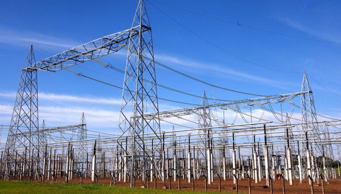 Bandeira amarela da energia elétrica persiste em agosto e eleva custo para consumidores
