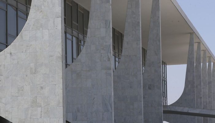 Brasil inicia retaliação contra EUA após sobretaxas de US$ 6,6 bilhões em exportações