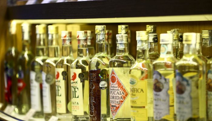 Cadeia produtiva da cachaça registra expansão recorde e ganha força no mercado nacional