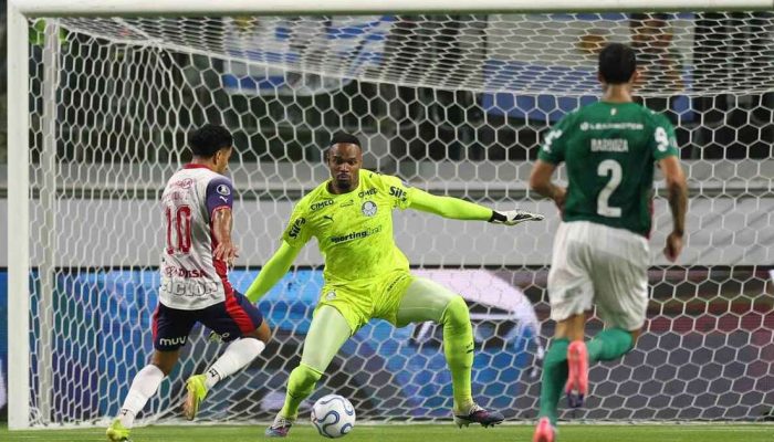 Carlos Miguel mantém otimismo após falha em empate do Palmeiras na Libertadores