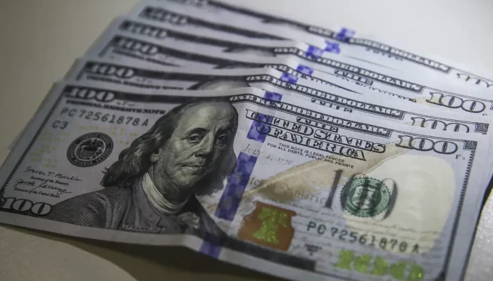 Dólar encerra semana em queda, mas mercado mantém cautela com tarifas e cenário global