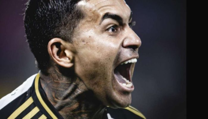 Dudu se emociona com recepção calorosa da torcida do Palmeiras em reencontro