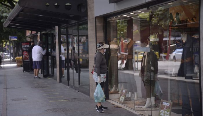 incertezas geopolíticas e tensões comerciais. A prata e as bijuterias seguiram a